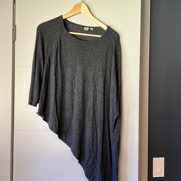 Asymmetrical gray sweater, size medium - Picture 1 of 3